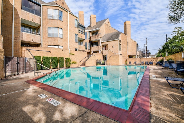 view of swimming pool