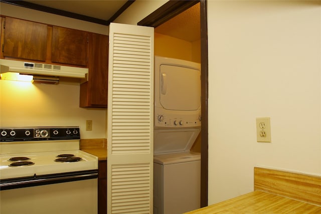 418 Garland Dr Unit 222, Lake Jackson, TX 77566 - kitchen featuring electric stove, stacked washer and dryer, light countertops, and under cabinet range hood