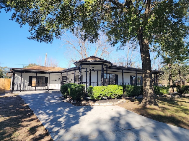 view of front facade with fence and driveway