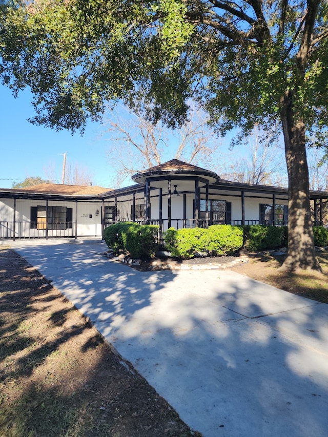 view of front facade with driveway