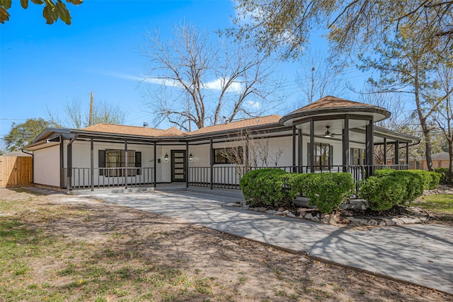 view of front of property featuring fence and covered porch