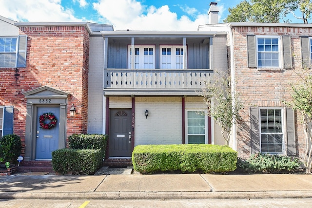 townhome / multi-family property featuring a balcony