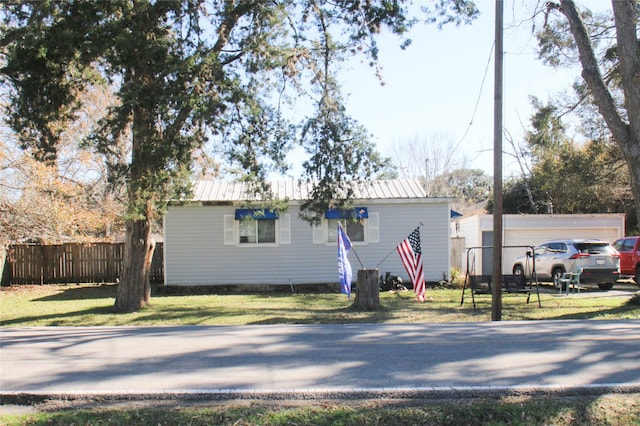 ranch-style house featuring a front lawn