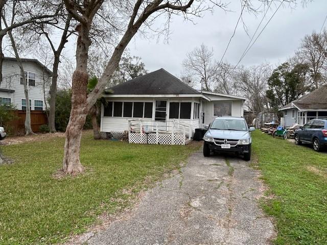 view of front facade with a front lawn