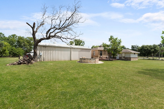 view of yard featuring an outbuilding