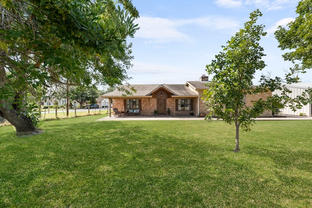 view of front of property featuring a front yard and a patio area