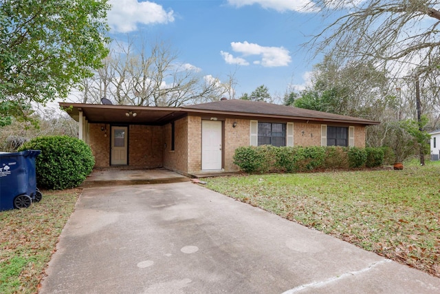 view of front of house featuring a front lawn and a carport