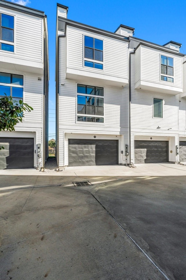 view of front facade featuring a garage