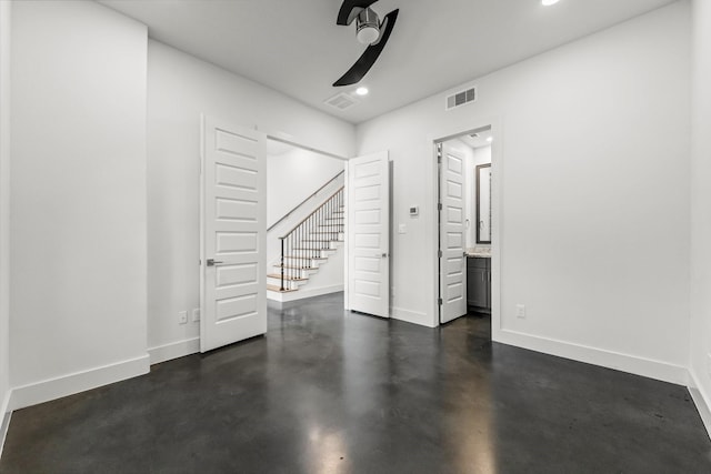 empty room featuring ceiling fan