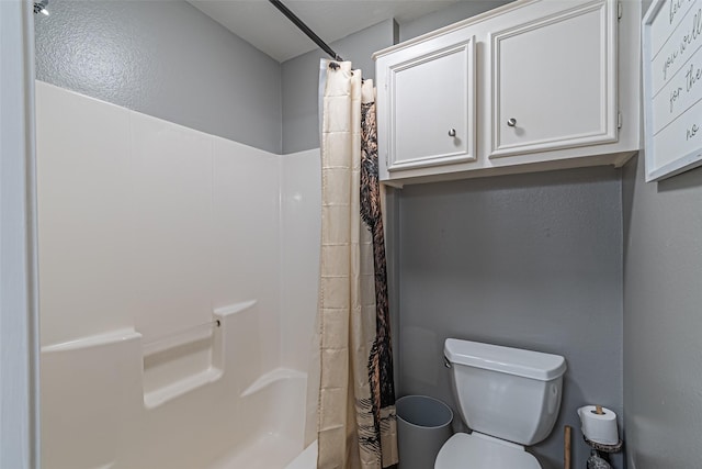 bathroom featuring a bathtub, toilet, and a shower with curtain