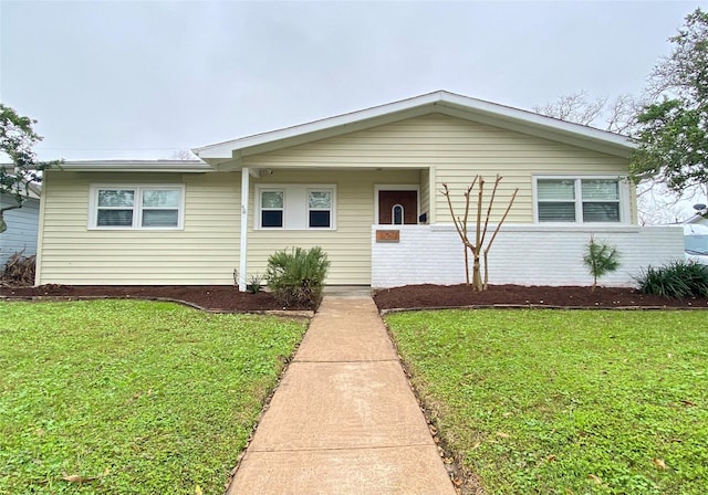 single story home featuring a front lawn