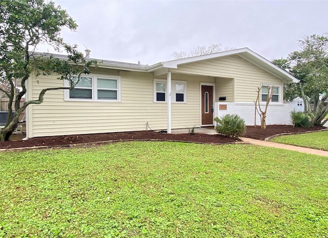 view of front of home featuring brick siding and a front yard