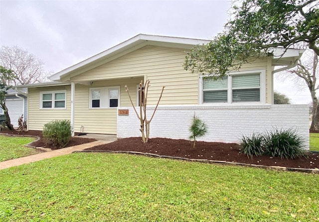 view of front of home featuring a front lawn