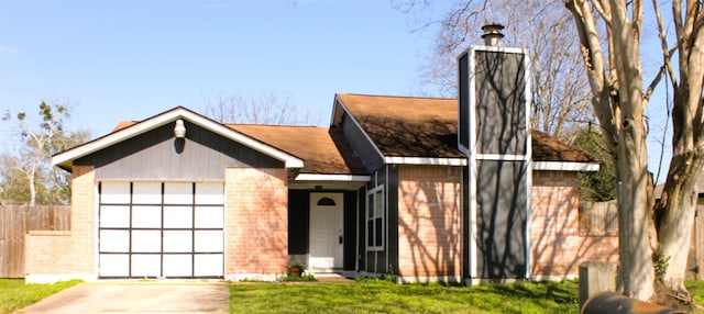 view of front of home featuring a front lawn and a garage