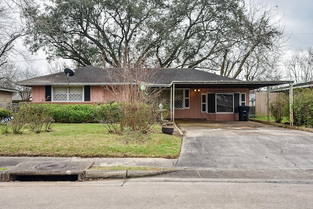 view of front of house with a carport and a front yard