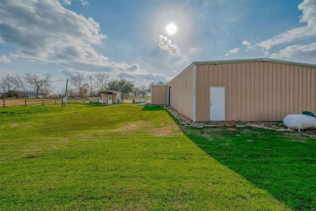 view of yard featuring a storage unit