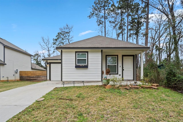 view of front facade featuring a front yard, a garage, and a porch