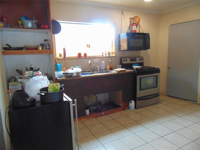 kitchen featuring electric stove, sink, light tile patterned floors, crown molding, and decorative backsplash