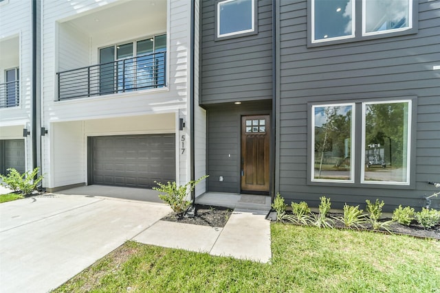 515 Egan St, Houston, TX 77020 - view of front of home with a garage and concrete driveway