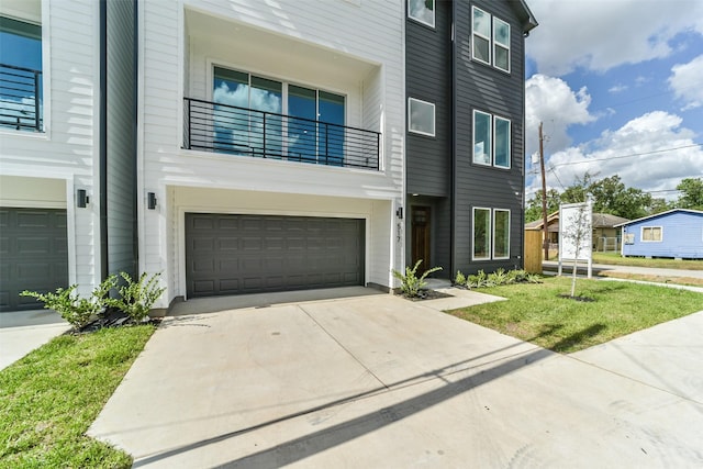 515 Egan St, Houston, TX 77020 - view of front of house with an attached garage, driveway, and a front lawn