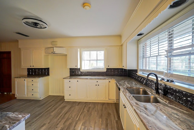 kitchen with sink, dark wood-type flooring, white cabinets, and plenty of natural light