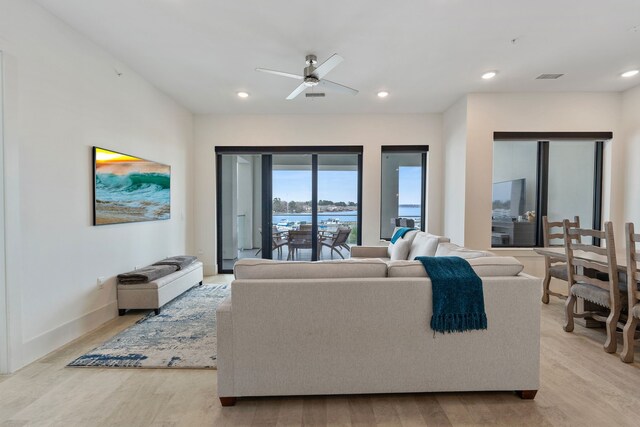 living area with ceiling fan, light wood-style flooring, recessed lighting, visible vents, and baseboards