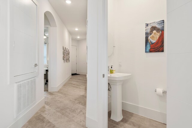 bathroom with recessed lighting, visible vents, and baseboards