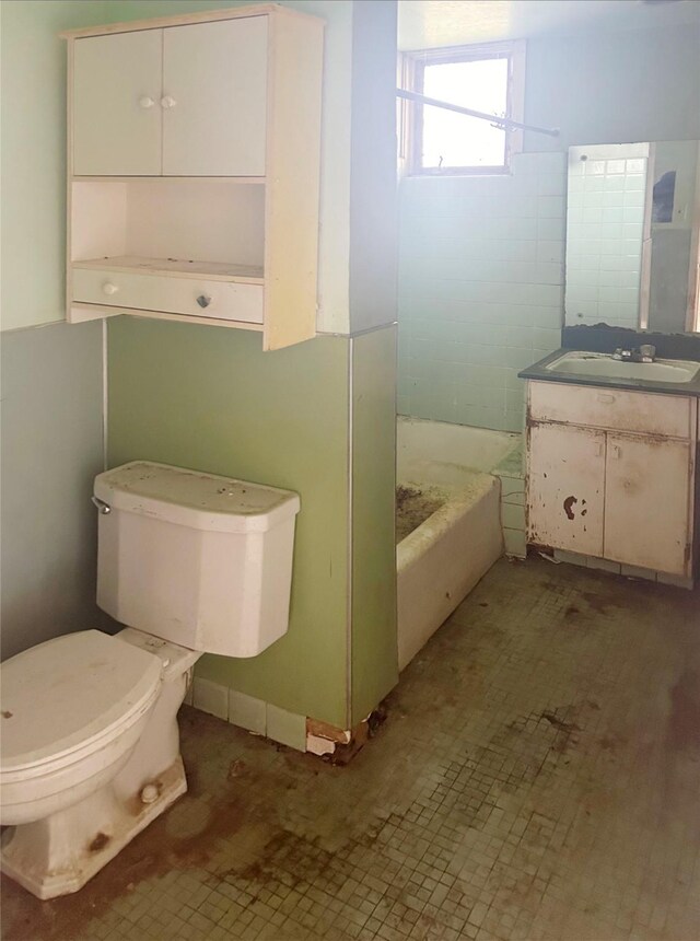 602 Brightwood Pl, San Antonio, TX 78209 - bathroom featuring vanity, a tub to relax in, and toilet