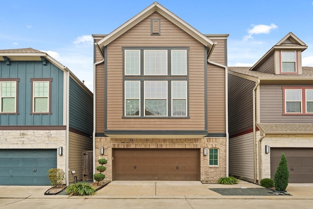 townhome / multi-family property featuring a garage