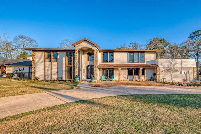 view of front of property featuring a front lawn