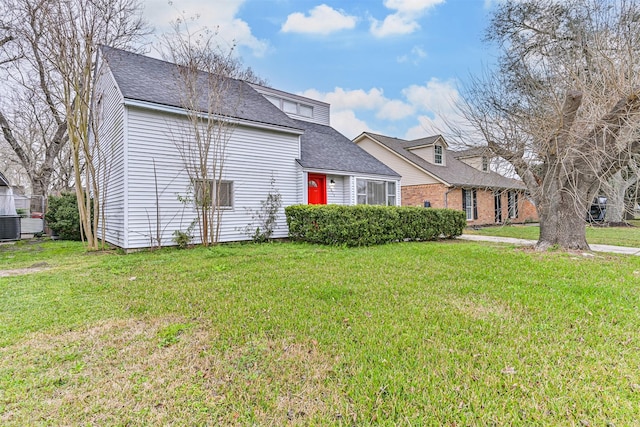 view of front of property with a front yard