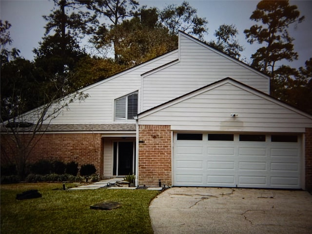 view of front of house featuring a front yard and a garage