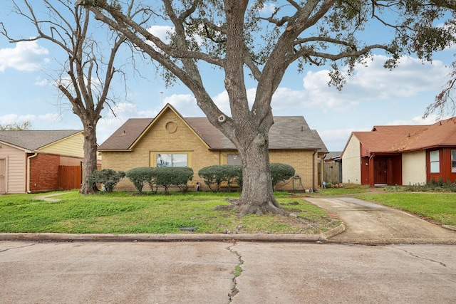 view of front of property featuring a front lawn