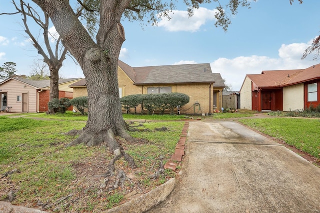 view of front of house with a front lawn