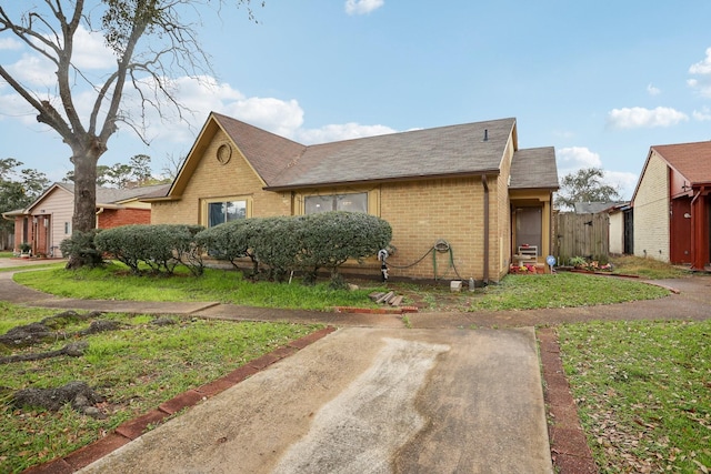 view of front of property featuring a front yard