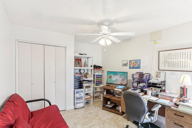 office area with ceiling fan