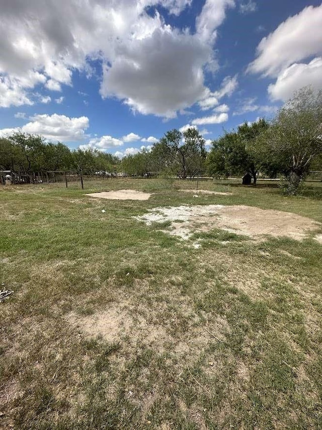 view of yard featuring a rural view