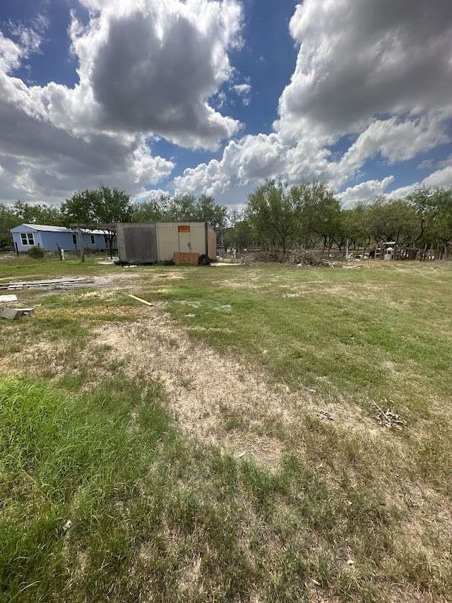 view of yard with a rural view