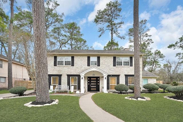 view of front facade featuring a front yard