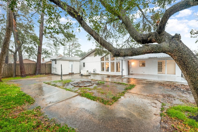 view of front of property featuring a patio area