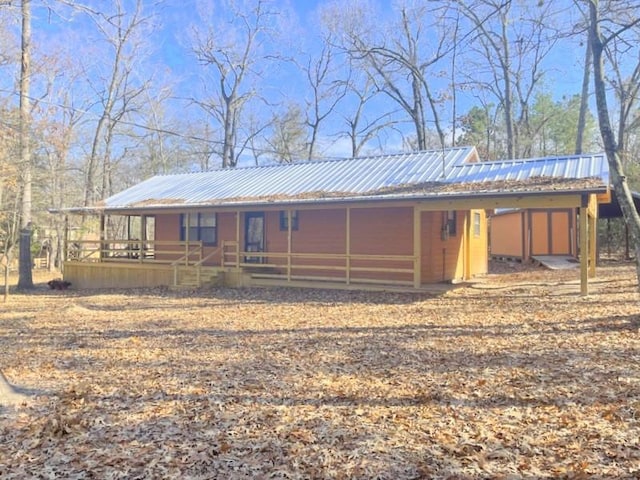 view of front of property featuring metal roof