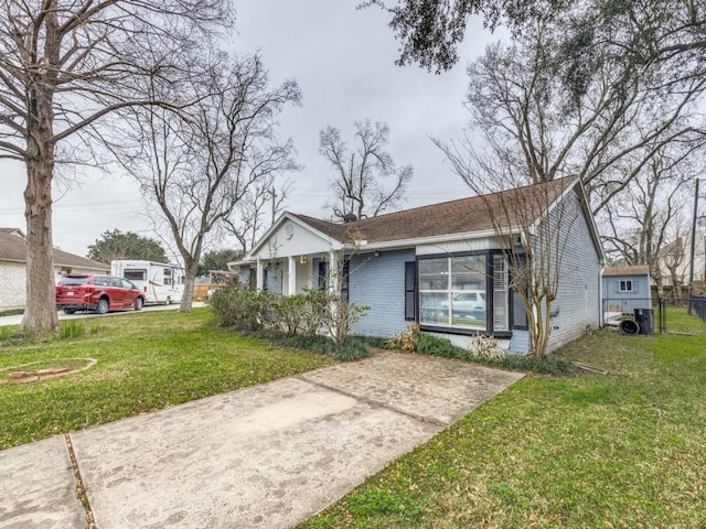 view of front of house with a front lawn