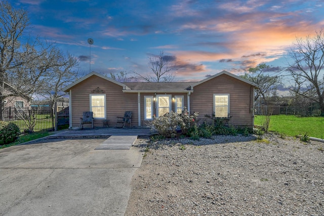 view of front of house featuring a front yard and fence