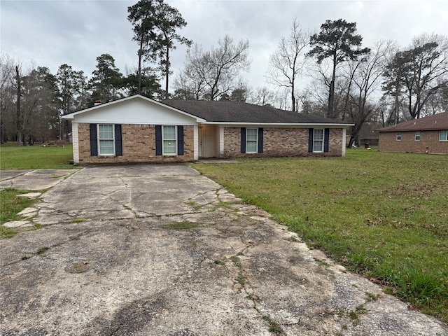 ranch-style home featuring a front lawn