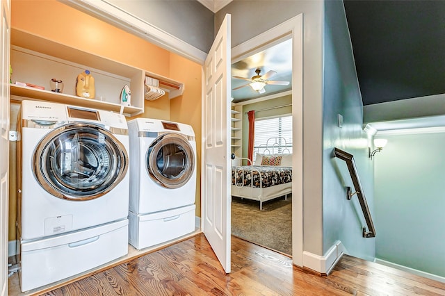 laundry room with independent washer and dryer, hardwood / wood-style floors, and ceiling fan