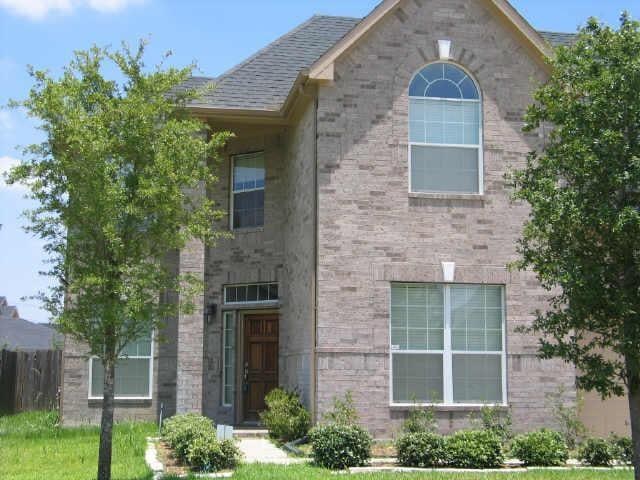 view of front of home with a front lawn