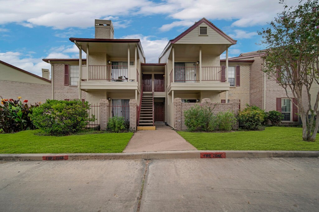 2120 El Paseo St Unit 1914, Houston, TX 77054 - exterior space featuring a front lawn and a balcony