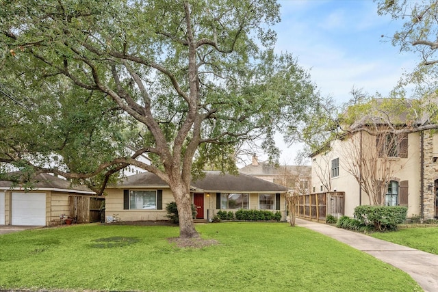 view of front of house featuring a front yard