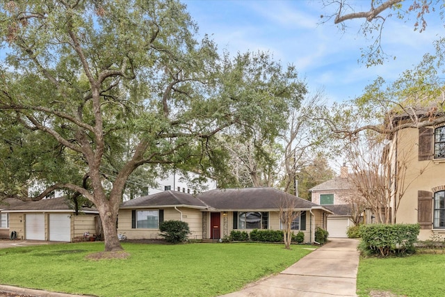 view of front facade featuring a garage and a front yard