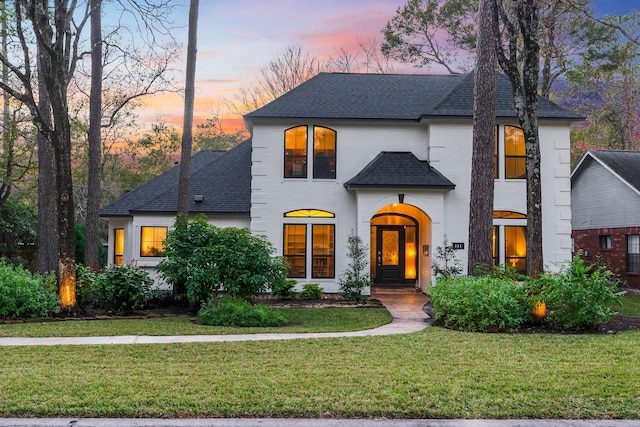 view of front of house featuring a yard